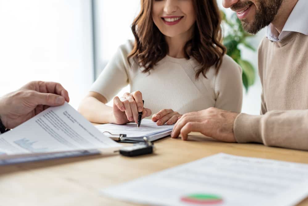 Si te acabas de comprar un coche o piensas hacerlo muy pronto, deberías saber que tienes que contratar seguros de auto ya que es obligatorio. Pero, ¿conoces los diferentes tipos de seguros que hay? ¿Sabes cuáles son los requisitos para asegurar un coche en España?