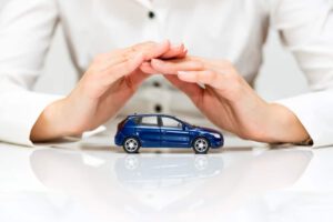 Si te acabas de comprar un coche o piensas hacerlo muy pronto, deberías saber que tienes que contratar seguros de auto ya que es obligatorio. Pero, ¿conoces los diferentes tipos de seguros que hay? ¿Sabes cuáles son los requisitos para asegurar un coche en España?