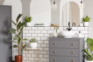 Si estás pensando en reformar el baño o la cocina, te estarás preguntando si los azulejos son la mejor elección para el suelo y las paredes de tu hogar. Veamos algunas cosas que debes tener en cuenta para tomar la mejor decisión.