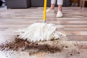 Desde hace años, las mopas ocupan el trono como la mejor opción a la hora de limpiar los suelos de nuestra casa, pero seguro que existen algunos detalles importantes para sacarle el mejor partido a la limpieza de tu hogar y alargar la vida de tu mopa.