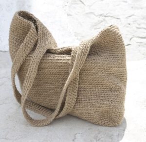 Me encanta la tela de arpillera para decorar y hacer lindas manualidades, porque es un material natural y combina perfectamente casi con cualquier estilo. En mi caso, la tela de arpillera yo la voy a reutilizar de un saco de patatas.