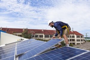 Cada vez más los hogares en España y en todo el mundo se están pasando a la energía solar, pero ¿por qué? La instalación de placas solares es una demanda que va en aumento día a día debido a los altos costes de la factura de las compañías eléctricas.