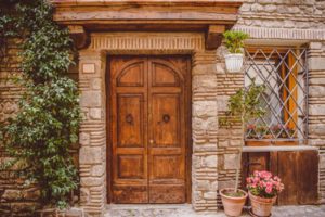 Hay puertas históricas, de madera buena y que están en buen estado, así como rejas de metal que están llamadas a tener una segunda vida y un buen cerrajero puede ayudar a esa finalidad.