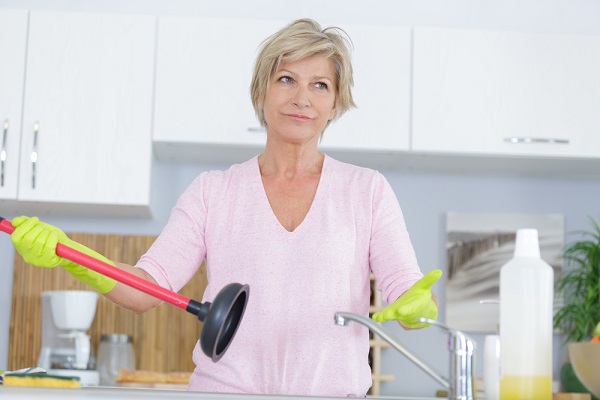 ¿Sabrías qué hacer para desatascar tuberías de forma fácil y eficiente? ¿alguna vez te ha pasado que cuando llegas a casa te encuentras con la desagradable sorpresa que, en la cocina o el baño, las tuberías se encuentran tapadas. Pues veamos algunos consejos, remedios o trucos caseros que puedes llevar a cabo, primero para evitar que se atasquen las tuberías y luego, cómo desatascar los desagües lo más fácil posible.