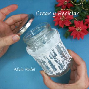 Como transformar un frasco de vidrio en un precioso adorno navideño. Con esta bella decoración de un bote de vidrio logramos un efecto como de nieve derretida o como si fuera la cera de una vela que se está derritiendo.