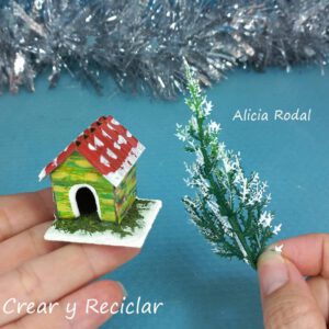 En este tutorial vamos a ver cómo hacer una preciosa mini casa, con la estampa de invierno, con nieve, dentro de un frasco, envase o bote de vidrio o cristal, como una manera original de decorar nuestra casa en Navidad. Diy