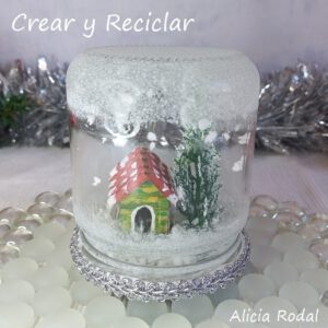En este tutorial vamos a ver cómo hacer una preciosa mini casa, con la estampa de invierno, con nieve, dentro de un frasco, envase o bote de vidrio o cristal, como una manera original de decorar nuestra casa en Navidad. Diy