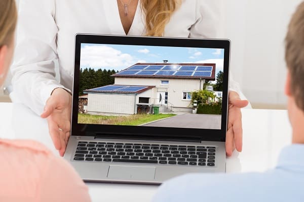 ¿Estas cansado de ver como el recibo de la luz no para de subir? Seguro que más de una vez te has planteado instalar paneles solares o placas fotovoltaicas, pero, ¿realmente vale la pena? Si estás pensando en buscar una energía alternativa para tu hogar o tu empresa hay ciertas cosas que debes saber antes de su instalación.