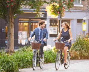 Cuando hablamos de movilidad y medio ambiente, existe una alternativa perfecta que nos ofrece, además de poder movernos por las grandes ciudades, una serie de beneficios tanto para nosotros como para el planeta, la bicicleta, el medio de transporte más sostenible.