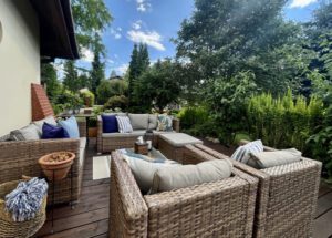 La elección de los muebles adecuados para nuestro espacio exterior puede ser clave para disfrutar al máximo de la terraza y el jardín. Una de las opciones más populares y recomendables es optar por muebles de ratán.