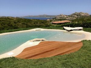 Las piscinas de arena de Biodesign son una alternativa que nos permite integrar la piscina, al entorno natural que nos rodea, ya que usan arena y otros materiales naturales, para recrear lo mejor posible la apariencia estética de una playa natural.