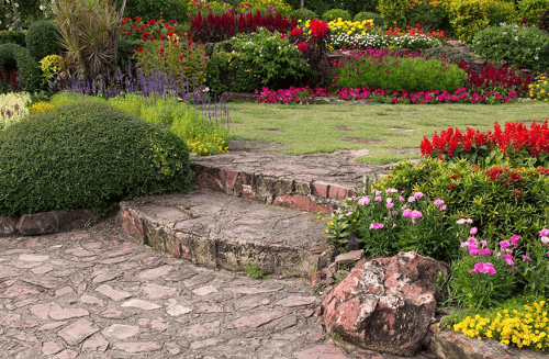 El diseño de jardines y espacios exteriores es una disciplina que combina arte y ciencia para crear ambientes armoniosos y funcionales en el entorno del hogar.