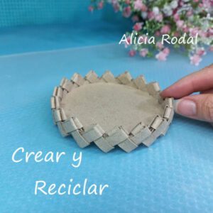 En este tutorial descubre cómo hacer unas hermosas cestas, platos, canastas o bandejas pequeñas, como idea de manualidades para decorar tu casa, vender o regalar, te sorprenderás. Esta decoración creativa además de preciosa, es muy útil y práctica, la podemos usar para lo que queramos.