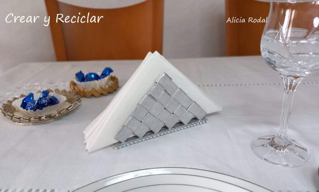 Yo misma me sorprendí del resultado de esta idea que, además de que sirve para decorar, tiene una función práctica y útil. En este tutorial aprenderás a trabajar con los tubos o rollos de cartón del papel de baño y crear algo que te sorprenderás, para decorar tu casa, vender o regalar, y lo fácil que es.