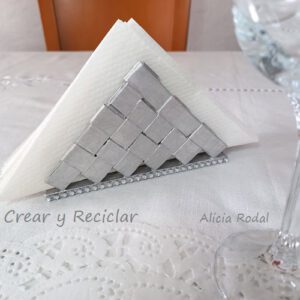 Yo misma me sorprendí del resultado de esta idea que, además de que sirve para decorar, tiene una función práctica y útil. En este tutorial aprenderás a trabajar con los tubos o rollos de cartón del papel de baño y crear algo que te sorprenderás, para decorar tu casa, vender o regalar, y lo fácil que es.