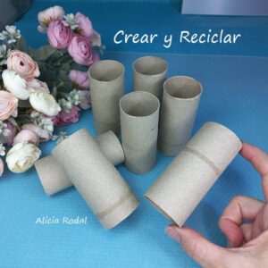 Yo misma me sorprendí del resultado de esta idea que, además de que sirve para decorar, tiene una función práctica y útil. En este tutorial aprenderás a trabajar con los tubos o rollos de cartón del papel de baño y crear algo que te sorprenderás, para decorar tu casa, vender o regalar, y lo fácil que es.