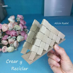 Yo misma me sorprendí del resultado de esta idea que, además de que sirve para decorar, tiene una función práctica y útil. En este tutorial aprenderás a trabajar con los tubos o rollos de cartón del papel de baño y crear algo que te sorprenderás, para decorar tu casa, vender o regalar, y lo fácil que es.