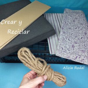 Con las cajas de plástico de frutas y verduras podemos hacer un montón de cosas. En mi blog encontrarás muchísimas ideas para tu casa, muebles, cajones, armarios, etc. En este tutorial les quiero mostrar esta idea de cómo una sola caja puede dar para 3 usos diferentes.