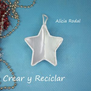 Sé que a lo mejor es pronto para pensar en Navidad, pero no si queremos empezar a crear nuestra propia decoración navideña para decorar el arbolito. Es por eso que te comparto este tutorial para que puedas elegir 10 formas y diseños completamente diferentes para hacer estrellas, desde un nivel fácil para principiantes hasta un nivel avanzado de dificultad.