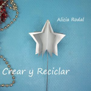 Sé que a lo mejor es pronto para pensar en Navidad, pero no si queremos empezar a crear nuestra propia decoración navideña para decorar el arbolito. Es por eso que te comparto este tutorial para que puedas elegir 10 formas y diseños completamente diferentes para hacer estrellas, desde un nivel fácil para principiantes hasta un nivel avanzado de dificultad.