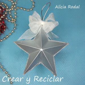 Sé que a lo mejor es pronto para pensar en Navidad, pero no si queremos empezar a crear nuestra propia decoración navideña para decorar el arbolito. Es por eso que te comparto este tutorial para que puedas elegir 10 formas y diseños completamente diferentes para hacer estrellas, desde un nivel fácil para principiantes hasta un nivel avanzado de dificultad.