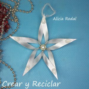 Sé que a lo mejor es pronto para pensar en Navidad, pero no si queremos empezar a crear nuestra propia decoración navideña para decorar el arbolito. Es por eso que te comparto este tutorial para que puedas elegir 10 formas y diseños completamente diferentes para hacer estrellas, desde un nivel fácil para principiantes hasta un nivel avanzado de dificultad.