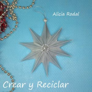 Sé que a lo mejor es pronto para pensar en Navidad, pero no si queremos empezar a crear nuestra propia decoración navideña para decorar el arbolito. Es por eso que te comparto este tutorial para que puedas elegir 10 formas y diseños completamente diferentes para hacer estrellas, desde un nivel fácil para principiantes hasta un nivel avanzado de dificultad.