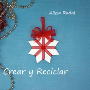 Sé que a lo mejor es pronto para pensar en Navidad, pero no si queremos empezar a crear nuestra propia decoración navideña para decorar el arbolito. Es por eso que te comparto este tutorial para que puedas elegir 10 formas y diseños completamente diferentes para hacer estrellas, desde un nivel fácil para principiantes hasta un nivel avanzado de dificultad.