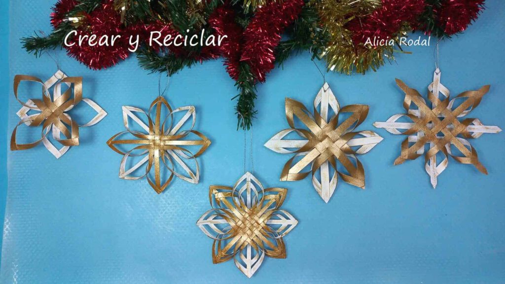 Si estás buscando ideas de manualidades para decorar el árbol de Navidad, fácil, rápido, económico, y al mismo tiempo espectacular, mira estas 5 ideas que les comparto en este tutorial, son fácil de hacer y tan sólo necesitas los tubos o rollos de cartón del papel higiénico.