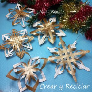 Si estás buscando ideas de manualidades para decorar el árbol de Navidad, fácil, rápido, económico, y al mismo tiempo espectacular, mira estas 5 ideas que les comparto en este tutorial, son fácil de hacer y tan sólo necesitas los tubos o rollos de cartón del papel higiénico.