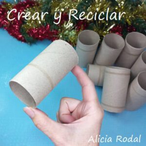 Si estás buscando ideas de manualidades para decorar el árbol de Navidad, fácil, rápido, económico, y al mismo tiempo espectacular, mira estas 5 ideas que les comparto en este tutorial, son fácil de hacer y tan sólo necesitas los tubos o rollos de cartón del papel higiénico.