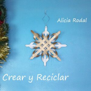 Si estás buscando ideas de manualidades para decorar el árbol de Navidad, fácil, rápido, económico, y al mismo tiempo espectacular, mira estas 5 ideas que les comparto en este tutorial, son fácil de hacer y tan sólo necesitas los tubos o rollos de cartón del papel higiénico.