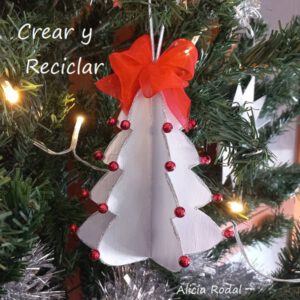 En este tutorial les voy a enseñar qué fácil y rápido es hacer adornos para decorar el arbolito, en forma de árbol, pino o abeto navideño. Además, es muy económico ya que tan sólo vamos a reutilizar materiales reciclados que solemos tener en casa, las cajas de leche o envases de zumos, llamados tetrabrik.