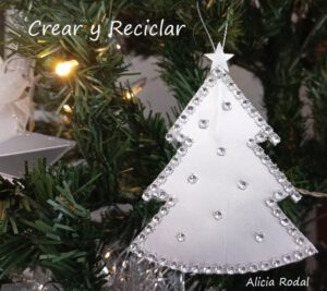 En este tutorial les voy a enseñar qué fácil y rápido es hacer adornos para decorar el arbolito, en forma de árbol, pino o abeto navideño. Además, es muy económico ya que tan sólo vamos a reutilizar materiales reciclados que solemos tener en casa, las cajas de leche o envases de zumos, llamados tetrabrik.