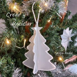 En este tutorial les voy a enseñar qué fácil y rápido es hacer adornos para decorar el arbolito, en forma de árbol, pino o abeto navideño. Además, es muy económico ya que tan sólo vamos a reutilizar materiales reciclados que solemos tener en casa, las cajas de leche o envases de zumos, llamados tetrabrik.