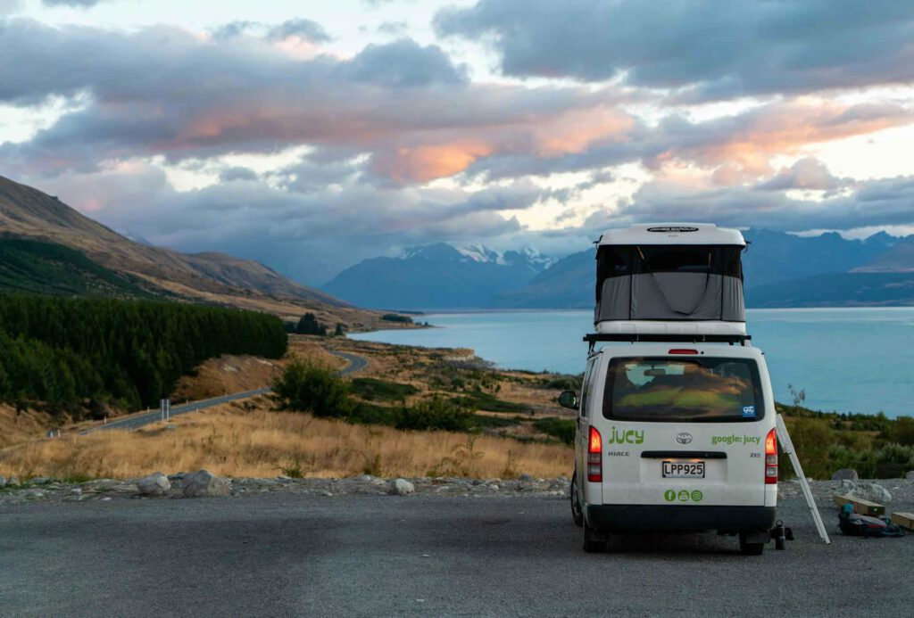 En los últimos años, una tendencia ha surgido en el mundo del viaje y la aventura: las furgonetas camper. Estos vehículos, que han sido meticulosamente preparados para brindar comodidad y funcionalidad en la carretera, están ganando popularidad a pasos agigantados. ¿Pero qué son exactamente las furgonetas camper y por qué están de moda? ¡Embárcate con nosotros en este viaje informativo para descubrirlo!