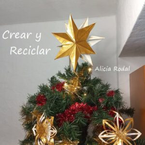 Vamos a hacer una espectacular estrella grande para coronar nuestro árbol de Navidad, que el resultado sea un majestuoso pino navideño, y tan sólo reutilizando los tubos de cartón del papel de baño