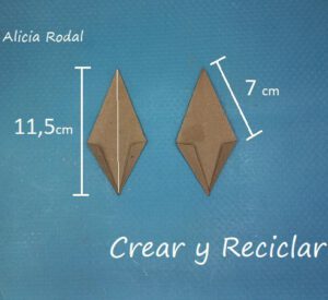 Vamos a hacer una espectacular estrella grande para coronar nuestro árbol de Navidad, que el resultado sea un majestuoso pino navideño, y tan sólo reutilizando los tubos de cartón del papel de baño