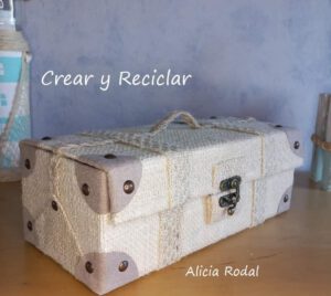 Después de ver estas 8 ideas, vas a pensar 2 veces antes de tirar las cajas de cartón, de zapatos, galletas o de lo que sea. En esta publicación les muestro 8 ideas distintas de decorar cajas de cartón, donde vamos a emplear diferentes materiales reciclados para la decoración de cada una.