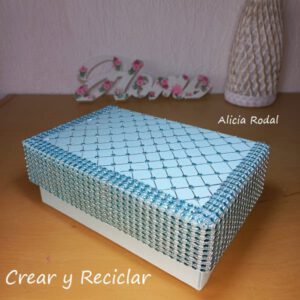 Después de ver estas 8 ideas, vas a pensar 2 veces antes de tirar las cajas de cartón, de zapatos, galletas o de lo que sea. En esta publicación les muestro 8 ideas distintas de decorar cajas de cartón, donde vamos a emplear diferentes materiales reciclados para la decoración de cada una.