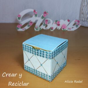 Después de ver estas 8 ideas, vas a pensar 2 veces antes de tirar las cajas de cartón, de zapatos, galletas o de lo que sea. En esta publicación les muestro 8 ideas distintas de decorar cajas de cartón, donde vamos a emplear diferentes materiales reciclados para la decoración de cada una.