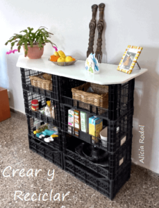 Si necesitas organizar el espacio en tu casa o trabajo o decorar algún evento especial, en esta publicación encontrarás un gran recopilatorio con más de 25 ideas útiles y creativas hechas con cajas de frutas o huacales de plástico y madera.