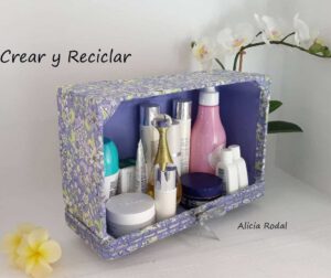 Si necesitas organizar el espacio en tu casa o trabajo o decorar algún evento especial, en esta publicación encontrarás un gran recopilatorio con más de 25 ideas útiles y creativas hechas con cajas de frutas o huacales de plástico y madera.