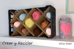 Si necesitas organizar el espacio en tu casa o trabajo o decorar algún evento especial, en esta publicación encontrarás un gran recopilatorio con más de 25 ideas útiles y creativas hechas con cajas de frutas o huacales de plástico y madera.