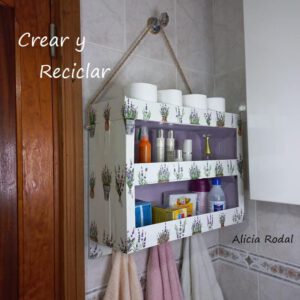 Si necesitas organizar el espacio en tu casa o trabajo o decorar algún evento especial, en esta publicación encontrarás un gran recopilatorio con más de 25 ideas útiles y creativas hechas con cajas de frutas o huacales de plástico y madera.