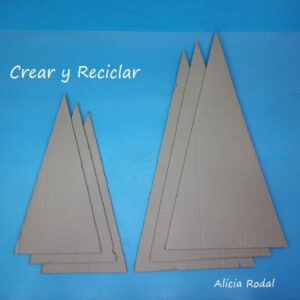 La manera más fácil de hacer adornos navideños con cartón para decorar tu casa, vender o regalar. Ideas de Manualidades navideñas que puedes hacer con cartón, retazos de telas y otros materiales.