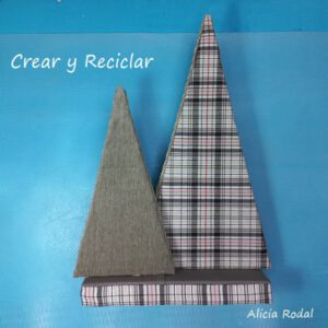 La manera más fácil de hacer adornos navideños con cartón para decorar tu casa, vender o regalar. Ideas de Manualidades navideñas que puedes hacer con cartón, retazos de telas y otros materiales.