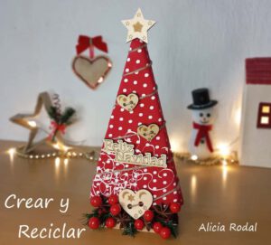 Descubre la forma más fácil y económica de hacer un precioso adorno navideño. En este tutorial aprenderás a crear una linda decoración navideña para tu casa, vender o regalar. Lo mejor de todo es que vamos a reutilizar materiales que podemos tener en casa, así que el resultado es espectacular y si gastar mucho dinero.