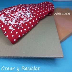 Descubre la forma más fácil y económica de hacer un precioso adorno navideño. En este tutorial aprenderás a crear una linda decoración navideña para tu casa, vender o regalar. Lo mejor de todo es que vamos a reutilizar materiales que podemos tener en casa, así que el resultado es espectacular y si gastar mucho dinero.