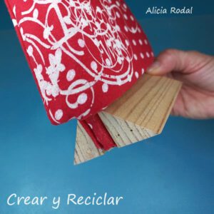 Descubre la forma más fácil y económica de hacer un precioso adorno navideño. En este tutorial aprenderás a crear una linda decoración navideña para tu casa, vender o regalar. Lo mejor de todo es que vamos a reutilizar materiales que podemos tener en casa, así que el resultado es espectacular y si gastar mucho dinero.